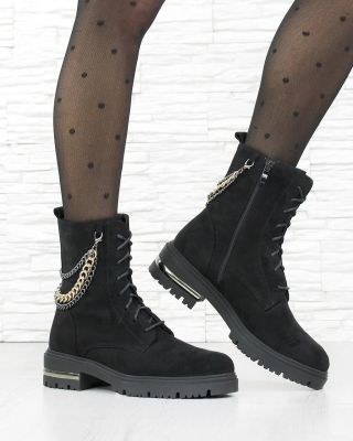 ⛓️🖤 Tyto boty přinášejí smyslnou kombinaci elegance a rebelství do tvého šatníku😎😎Navštiv www.dnesobouvam.cz a dej svému...