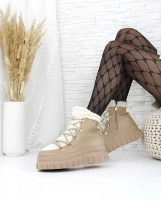 😇🫶 Tyto krásné botičky v béžovém provedení s vysokou podrážkou, zatepleným kožíškem a kombinací šněrování a zipu jsou...