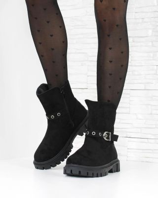 🖤🖤 Kotníkové zateplené boty představují kombinaci elegance a praktičnosti. S ozdobnou přezkou přes nárt jsou boty ideální...