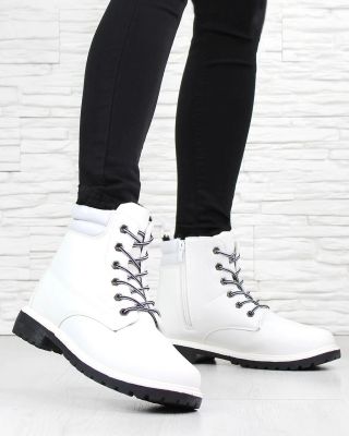 Bílé farmářky pro každý styl i náladu. Když hledáš pohodlí s nádechem elegance 🤍🤍🤍 www.dnesobouvam.cz Kód: 3128-5WH · · ·...