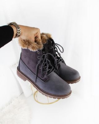 Když je venku chladno, ale ty chceš vypadat chic. Šedé kotníkové boty – ideální volba pro podzimní dny 🍁...