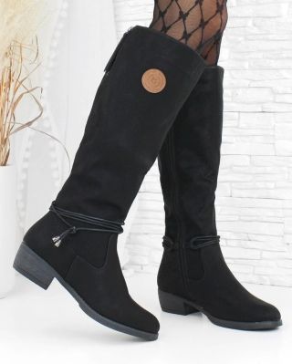 👢 Stylové, nadčasové, černé! Vysoké kozačky jsou tou nejlepší investicí do tvého botníku. Vyzkoušíš je i ty? 🤩🤩...