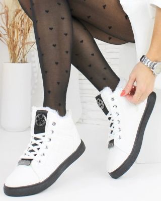 Za nás jednička! Bílé kotníkové boty, které oživí každý outfit a dodají mu svěží nádech 🤍🤍 www.dnesobouvam.cz Kód:...