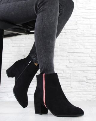 🖤 Jednoduchost, která má šťávu! Tyto černé kotníkové boty na podpatku doplní tvůj šatník k dokonalosti 🖤...