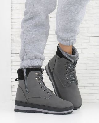 🖤🤍 Šedé farmářky jsou vždy trefou do černého! Nejenže vypadají skvěle, ale jsou i dokonalou volbou pro pohodlný a stylový...