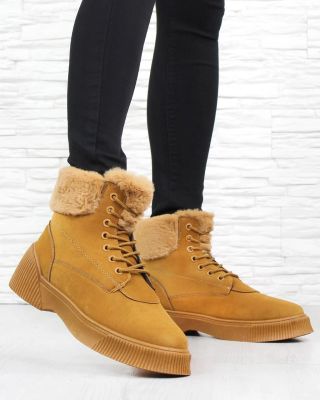 Klasika ve velkém stylu! 🐫 Camel farmářky dodají tvému outfitu šmrnc a pohodlí, kamkoliv vyrazíš 🤩🤩 www.dnesobouvam.cz...