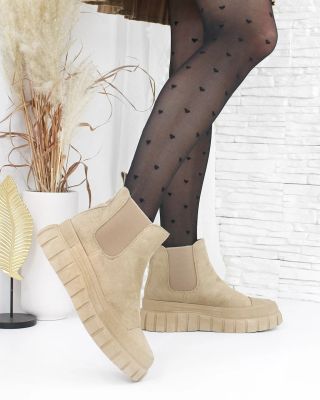 😍 Outfit ready během vteřiny! Stačí obout tyhle béžové chelsea a můžeš vyrazit 🤍 www.dnesobouvam.cz Kód: GA8820-2KH · · ·...