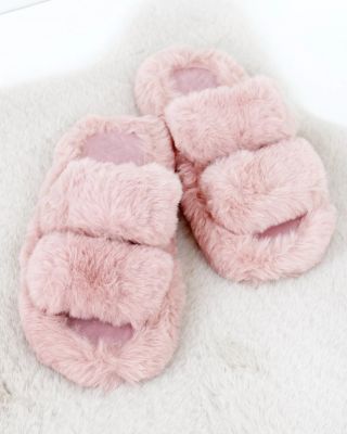 🤎🤍❤ Nejlepší dárek pro tebe i tvoje nožky. Měkké, teplé a neodolatelně hebké papuče ve třech krásných barvách 💫...