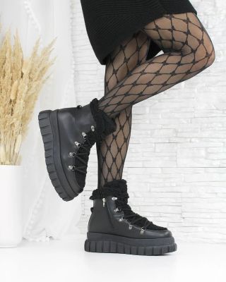 Když chceš styl i jistotu na sněhu. Hrubá podrážka = stabilita, černý design = elegance ✨ www.dnesobouvam.cz Kód: 8306-1B...