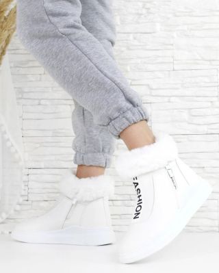 🤍😽 Sněhové královny zimy 👟 Hřejivé bílé tenisky, které můžeš nosit i během nejchladnějších dnů 🤍🤍 www.dnesobouvam.cz Kód:...