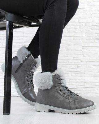 🩶 Kožíšek a jistota v každém kroku. Tyhle farmářky tě udrží v teple a stylu. V elegantní šedé pro stylovou zimu 🩶✨...