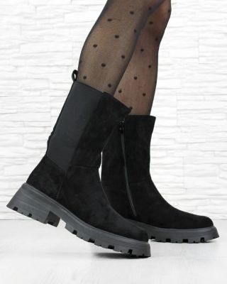 🖤 Ke kabátu, šatům i úzkým kalhotám. Černé polokozačky doladí každý outfit ✨ www.dnesobouvam.cz Kód: HBL-42B · · · · ·...