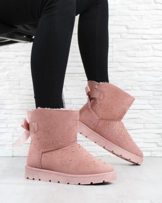 😍😍 Naše válenky nejsou jen obuví, ale stylovým uměleckým dílem pro tvé nohy 💗 Zkrátka romantika v každém kroku! 🥰🥰😘...