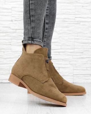 🌟 Jednoduchost, elegance, semiš. Tyto hnědé kotníkové boty si zaslouží místo ve tvém botníku! 👟 www.dnesobouvam.cz Kód:...